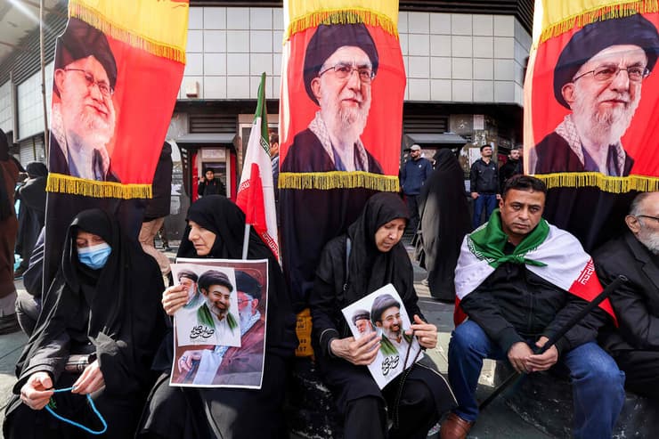 טהרן איראן הפגנה הפגנת תמיכה במנהיג העליון החדש מוג'תבא חמינאי