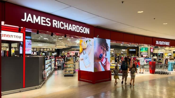 עוד צעד בדרך חזרה לשגרה (צילום: Teo K / shutterstock) החנות של ג'יימס ריצ'רדסון בנתב"ג