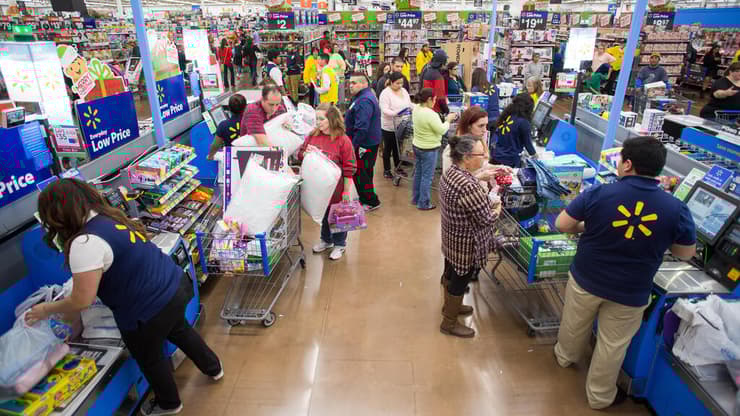 קונים ועובדים בקופות העצמיות בוולמארט
