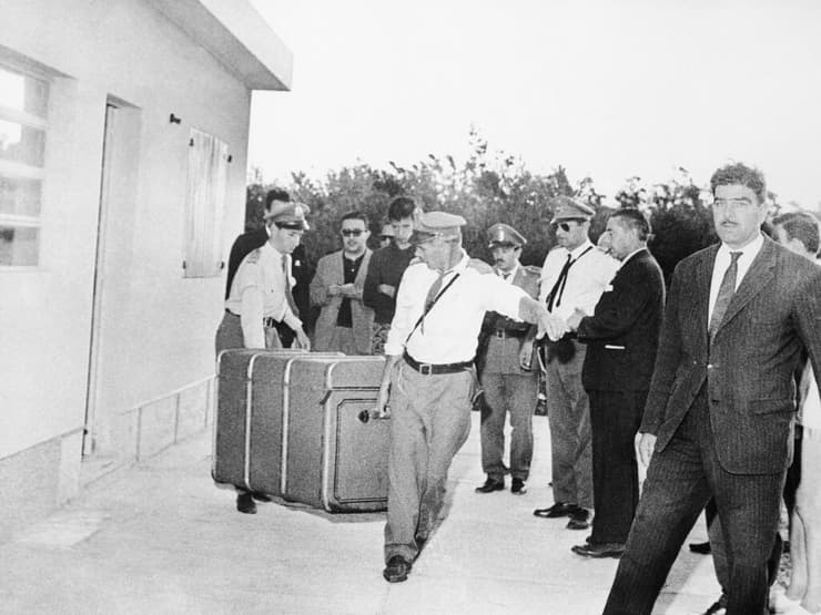 הארגז עם גופתו של צוקורס מוצא מהמבנה שבו נמצא