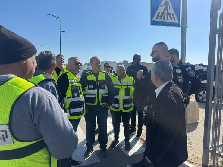 פקחי עיריית רהט מפזרים את שוק הרחוב הלא חוקי שהוקם שם 