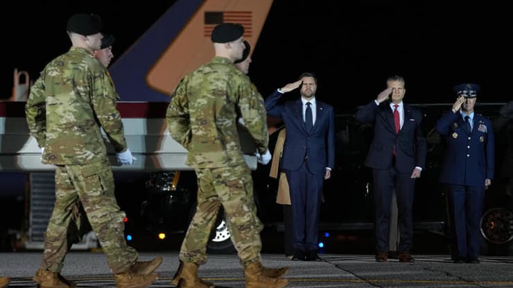 ואנס, הגסת' וקיין מצדיעים לארונו של החייל האמריקני השביעי שנהרג במלחמה (צילום: AP Photo/Julia Demaree Nikhinson) סגן נשיא ארה"ב ג'יי די ואנס מצדיע בנמל תעופה בדלאוור לארונו של החייל האמריקני בנג'מין פנינגטון שנהרג במלחמה מול איראן