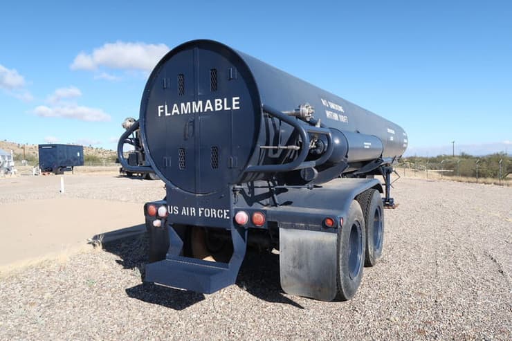 מכלית תדלוק של הטיל הבליסטי הבין-יבשתי האמריקאי טיטאן-2 במוזיאון טילים באריזונה. הטיל הונע בתערובת של הידרזין ו-UDMH, וחנקן טטרוקסיד כמחמצן. חומרי הדלק הרעילים דרשו טיפול זהיר וקפדני 