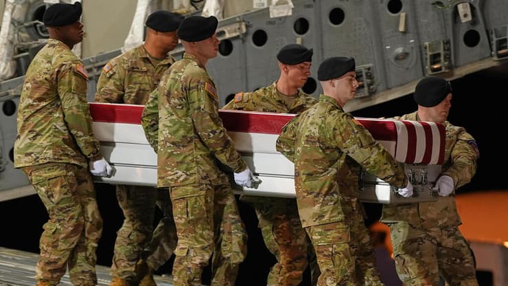 צילום: AP Photo/Matt Rourke סגן נשיא ארה"ב ג'יי די ואנס מצדיע בנמל תעופה בדלאוור לארונו של החייל האמריקני בנג'מין פנינגטון שנהרג במלחמה מול איראן