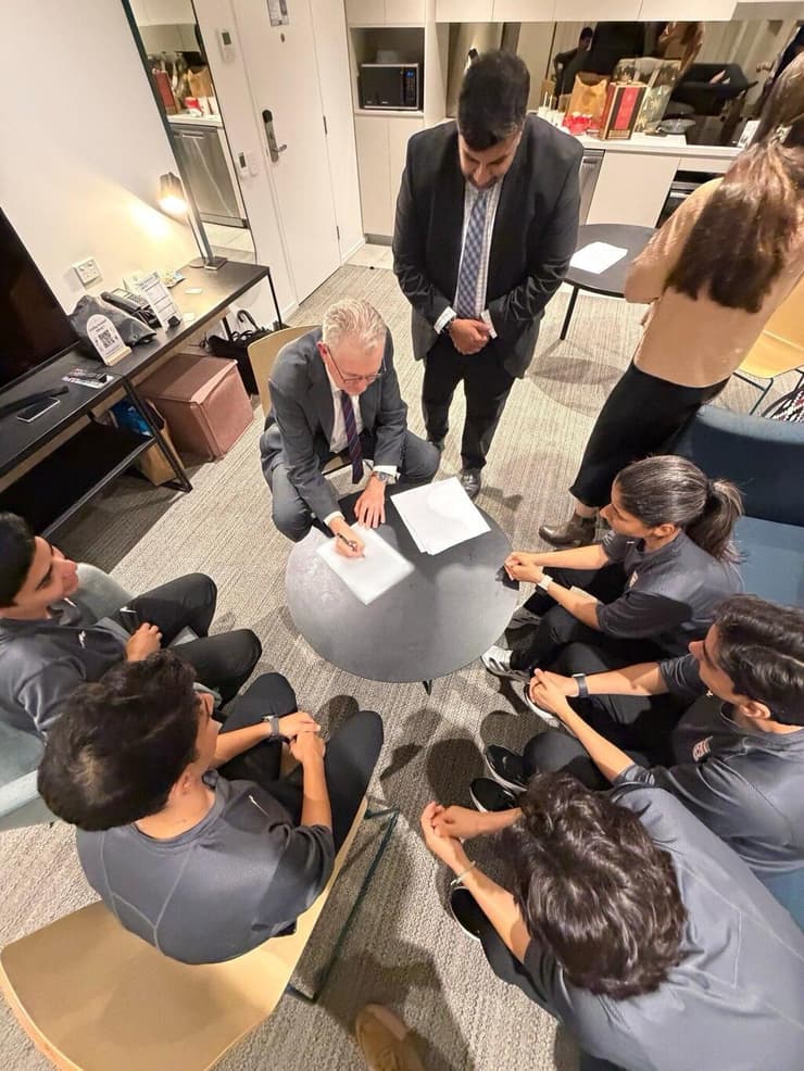 השר האוסטרלי עם שחקניות שברחו מאיראן