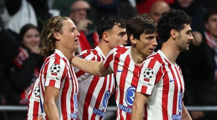 שחקני אתלטיקו מדריד חוגגים עם מרקוס יורנטה