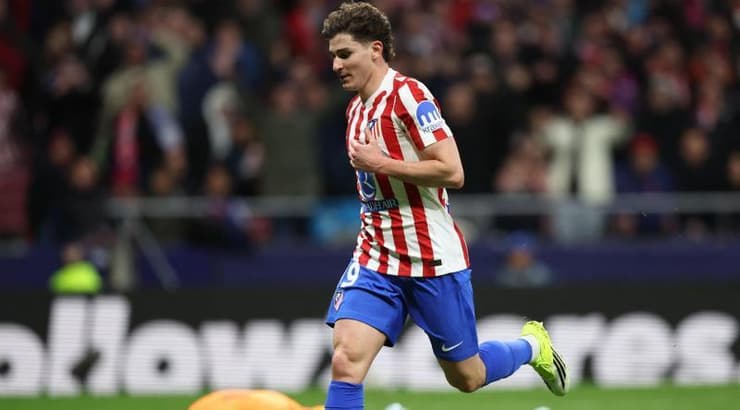 חוליאן אלבארס כובש, אנטונין קינסקי על הדשא