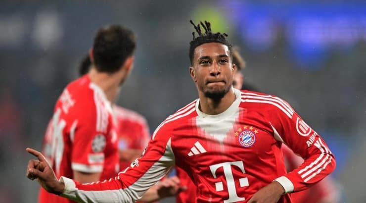 מייקל אוליסה חוגג