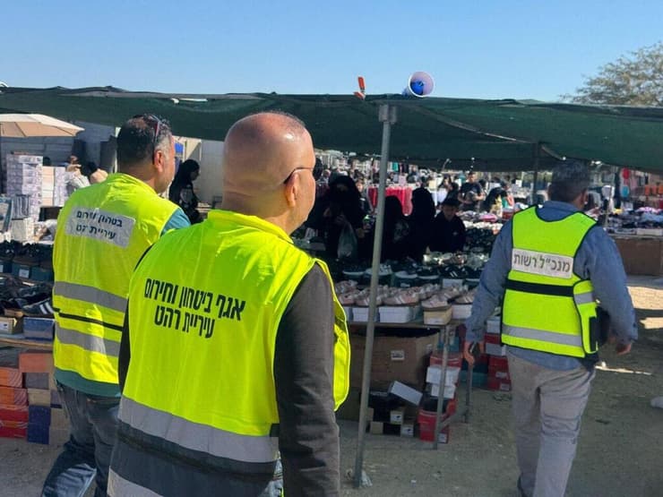 פקחי עיריית רהט מפזרים את שוק הרחוב הלא חוקי שהוקם שם 