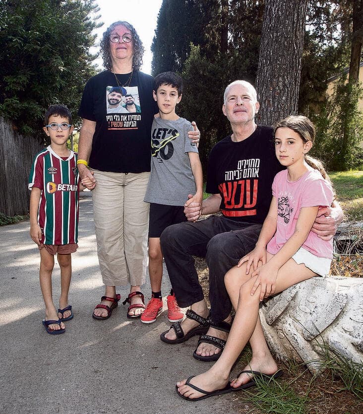 ”כתבתי  בשבילם". עם  הנכדים: רועי  (11), יהלי (10)  והדר (7)