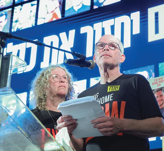 ”התגייסות  טוטלית למען מי  שנשארו שם".  אביבה וקית'  בכיכר החטופים