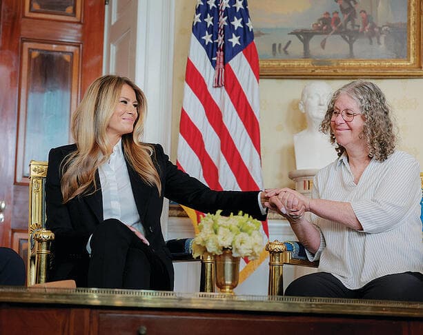 ”שאלתי ’מה,  גם אני בסרט?'".  אביבה עם  מלניה טראמפ
