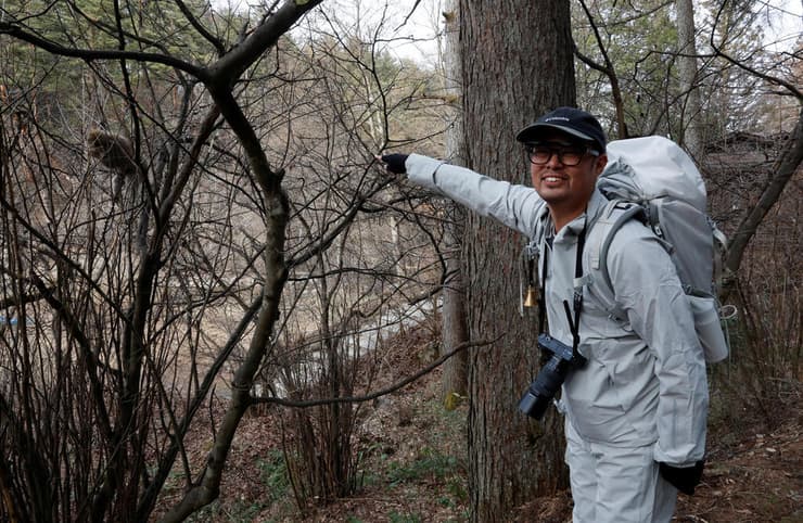 מגדל התפוחים טאקומי מאטסודה מצביע על מקוק יפני (צילום: Kim Kyung-Hoon/Reuters) מגדל התפוחים טאקומי מאטסודה מצביע על מקוק יפני