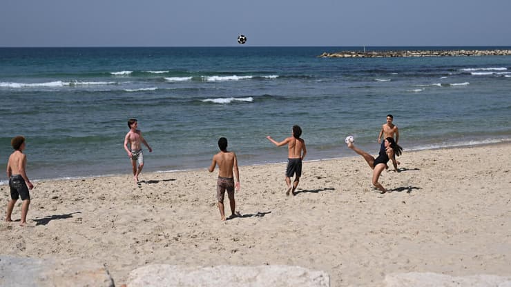 חוף הים בתל אביב (צילום: REUTERS/Dylan Martinez) תל אביב חוף ים