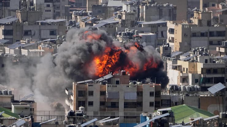תקיפה בדאחייה (צילום: AP Photo/Hassan Ammar) דאחייה ביירות לבנון עשן תקיפות צה"ל