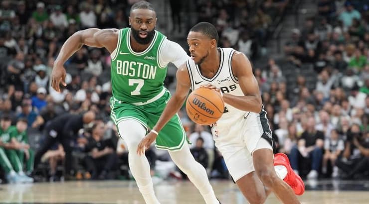 דיארון פוקס מול ג'יילן בראון