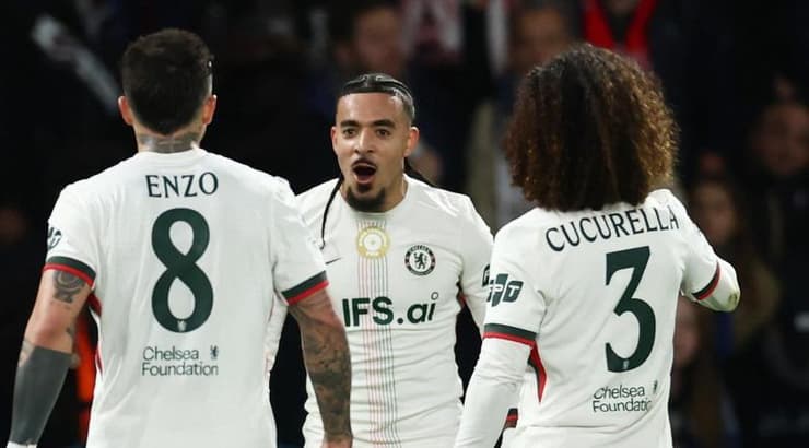 מאלו גוסטו חוגג עם חבריו