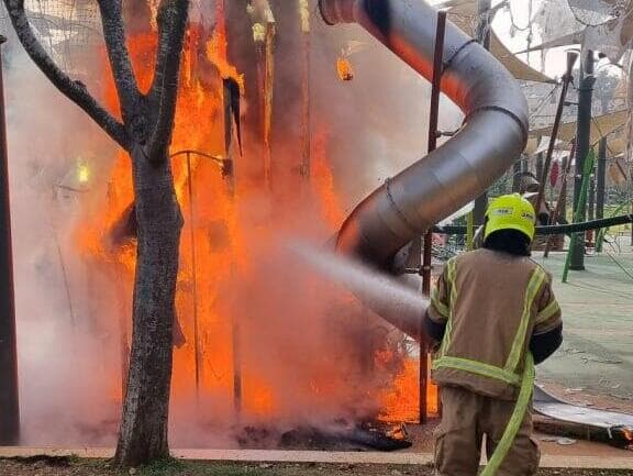 כיבוי השריפה בגן סאקר שבירושלים (צילום: כבאות והצלה לישראל) שריפה בגן סאקר שבירושלים