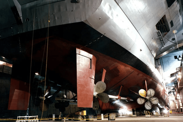 היגוי הספינה מתבצע בעזרת שני הגאי כיוון עצומים. אחד מהגאי הכיוון של נושאת מטוסים מסדרת נימיץ 