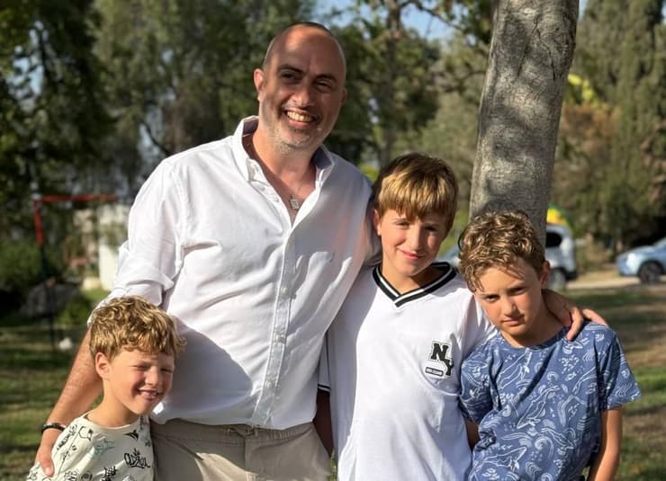 "הזום זאת מלחמה בפני עצמה שמראש הרמתי בה ידיים". שי ששון עם ילדיו שי ששון עם הילדים שלו