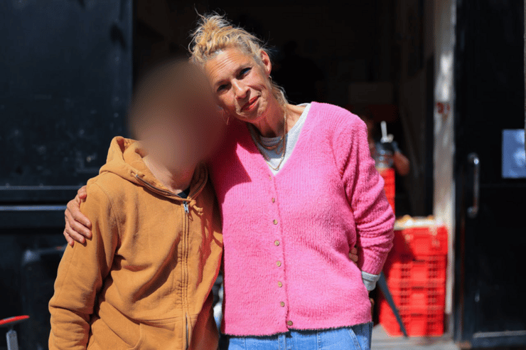 רייכמן ומתנדב. "הארוחה היא לא רק האוכל"   