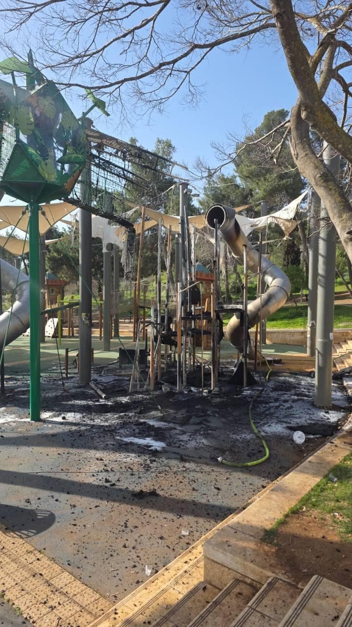 המתקן השרוף (צילום: דוברות המשטרה) שריפה בגן סאקר שבירושלים