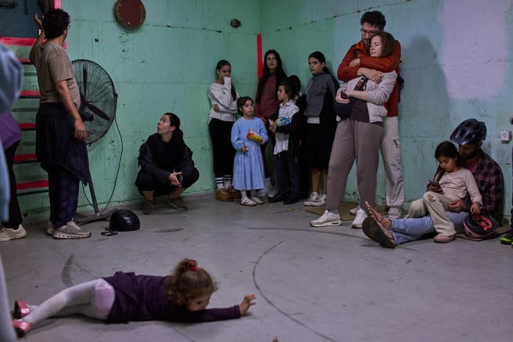 "חזרה לשגרה" מרגיש כמו מונח שלא יושב נכון על המציאות. מקלט בתל אביב בשעת אזעקה (צילום: AP Photo / Oded Balilty) מקלט בתל אביב בשעת אזעקה במהלך ימי שאגת הארי