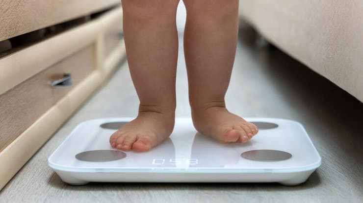 ילדים להורים לחוצים נמצאו בסיכון גבוה יותר לעלייה במשקל ולהרגלי אכילה פחות בריאים בבית (צילום: Shutterstock) השמנה, השמנת יתר, השמנת ילדים