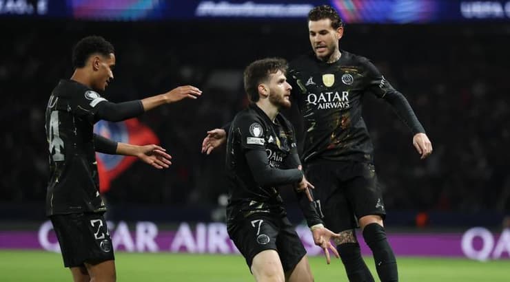 חביצה קברצחאליה חוגג עם חבריו