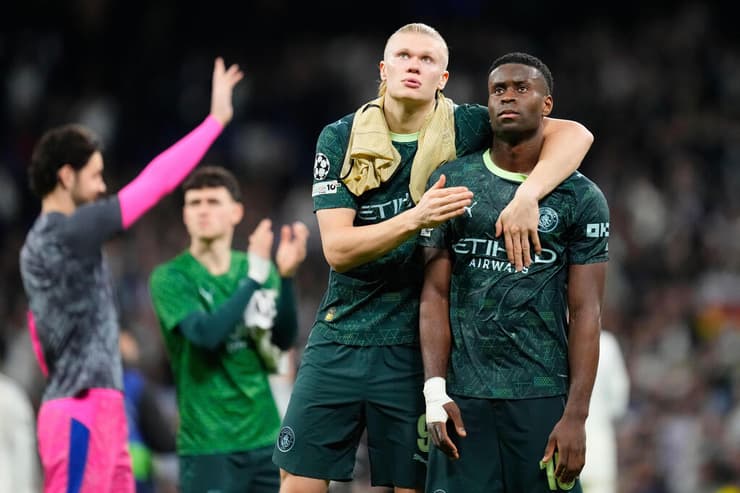 ארלינג הולאנד ומארק גהי מסתכלים על לוח התוצאות ולא מאמינים