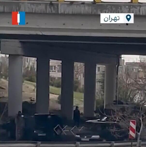 אנשי בסיג' מתחבאים תחת גשר בטהרן