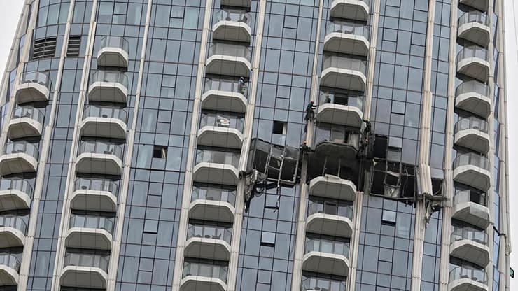 נזק למגדל בדובאי אחרי יירוט בשמי העיר (צילום: AP Photo/Fatima Shbair) נזק לבניין בדובאי מפגיעת כתב"ם