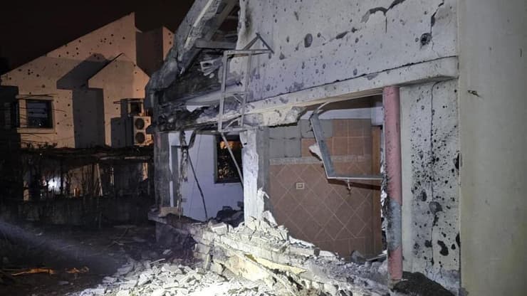 נזקי נזקים שברים שברי יירוט לבית בבית עמק בעמק חפר