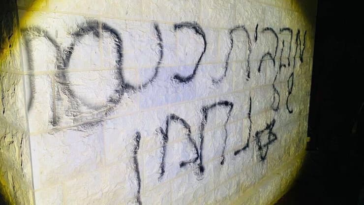 מתנחלים ריססו כתובות גרפיטי במסגד "מוחמד פיאד" בכפר דומא