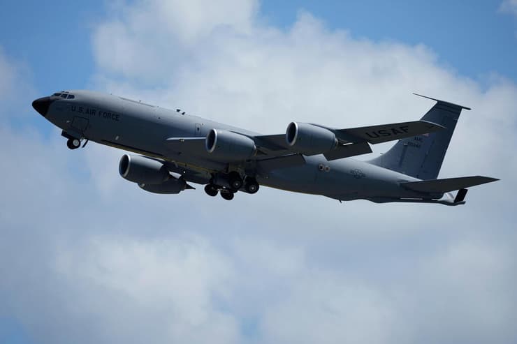 מטוס תדלוק אמריקני מסוג KC-135. החשד הראשוני: התנגשות (צילום: AP Photo/Hiro Komae, File) מטוס תדלוק אמריקני מסוג kc-135