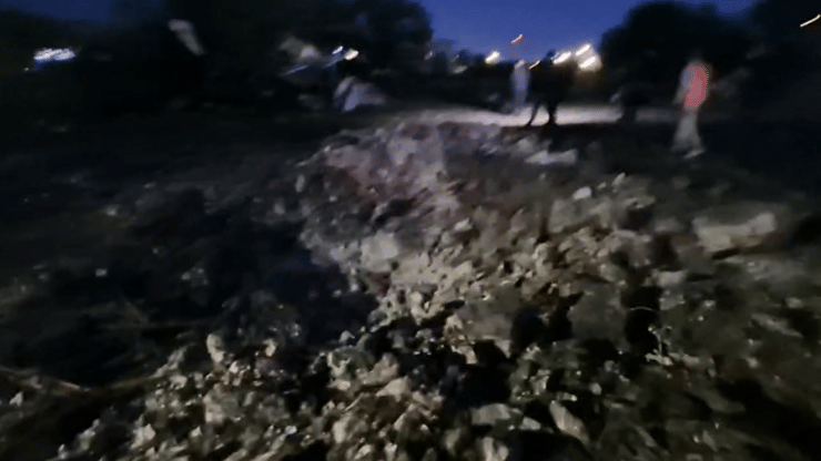 מכתש שנוצר במקום הפגיעה בזרזיר