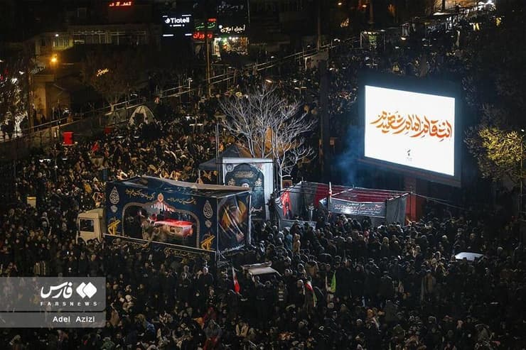 מאירוע הפרידה ממפקד משמרות המהפכה המחוסל מוחמד פאקפור שהתקיים באראכ הלילה. הבוקר הוא יקבר, במקביל לאירועי יום ירושלים האיראני במדינה