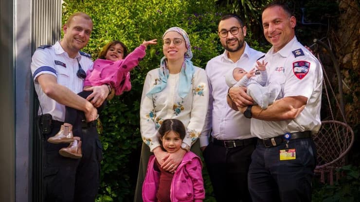 עליה מרים כהן, בעלה יוסף ושלושת ילדיהם הקטנים, שחולצו מהבניין בתל אביב עם אנשי מד"א