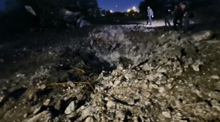 מכתש שנוצר במקום הפגיעה בזרזיר