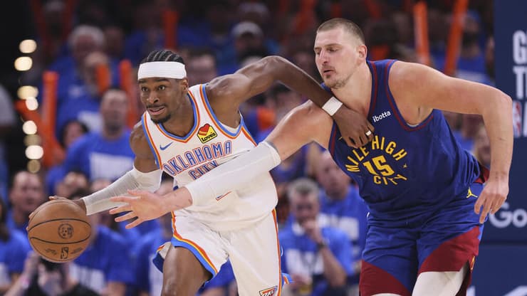 שחקן דנבר נאגטס ניקולה יוקיץ' מול שחקן אוקלהומה סיטי ת'אנדר שיי גילג'ס-אלכסנדר