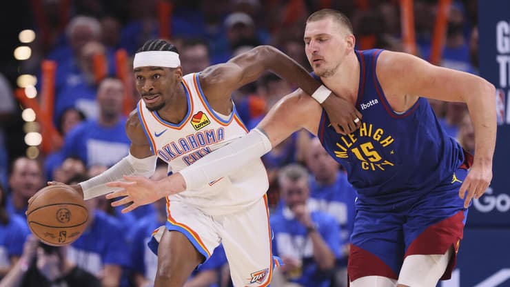 שחקן דנבר נאגטס ניקולה יוקיץ' מול שחקן אוקלהומה סיטי ת'אנדר שיי גילג'ס-אלכסנדר