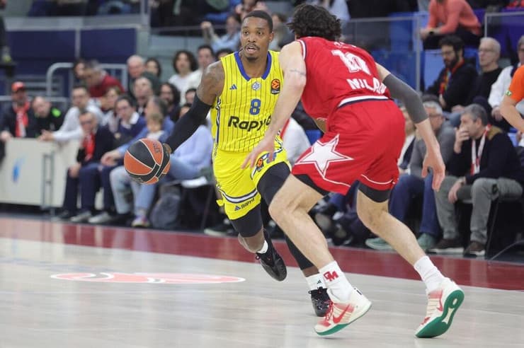 שחקן מכבי ת"א לוני ווקר