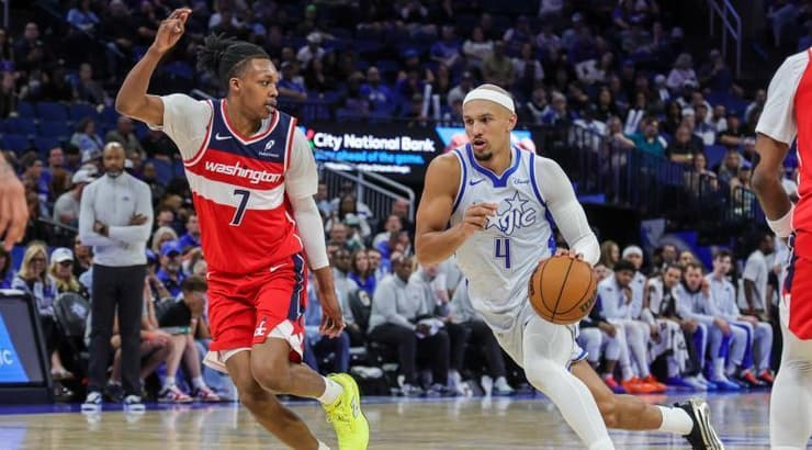 ג'יילן סאגס בפעולה