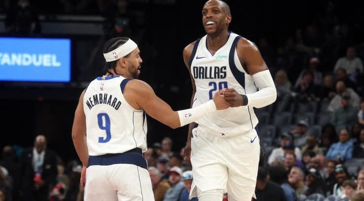 כריס מידלטון מחויך