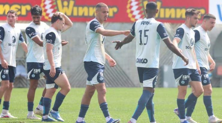 שחקני מכבי תל אביב חוגגים