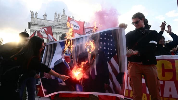 ברומא הפגינו נגד המלחמה - ושרפו את תמונת טראמפ ונתניהו (צילום: Filippo MONTEFORTE / AFP) הפגנה נגד ישראל וארה"ב ונגד המלחמה ב איראן ב רומא איטליה