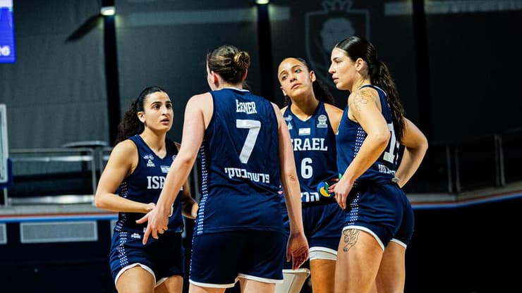שלטו לאורך כל המשחק. שחקני הנבחרת (צילום: fiba) bבחרת הנשים