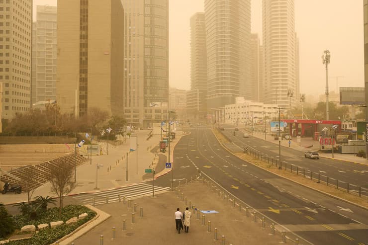 לקראת אובך, רגע לפני פסח (צילום: AP Photo/Oded Balilty) אובך ברמת גן