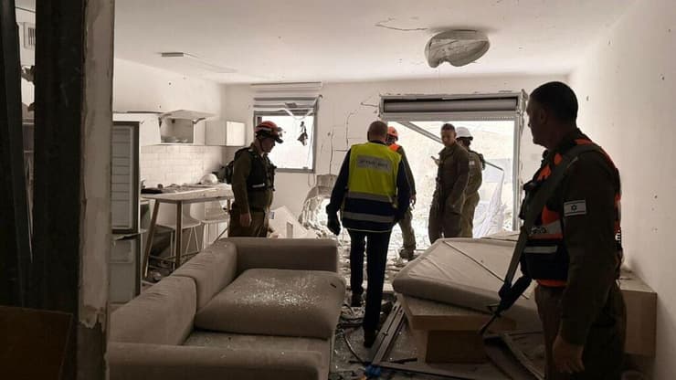 פגיעה ישירה באילת. הנזק רב (צילום: דוברות עיריית אילת) פגיעה ישירה באילת