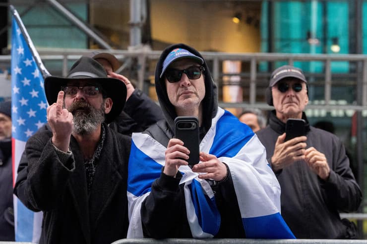 מוחים פרו ישראלים מול  מפגינים נגד המלחמה באיראן בטיימס סקוור